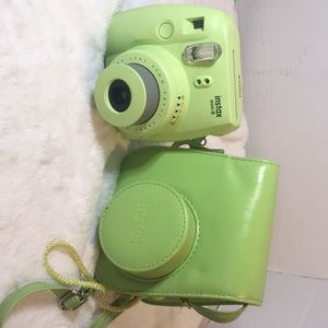 Fujifilm instax Mini 8 lime green 60 MM. Unfortunately doesn’t turn on.